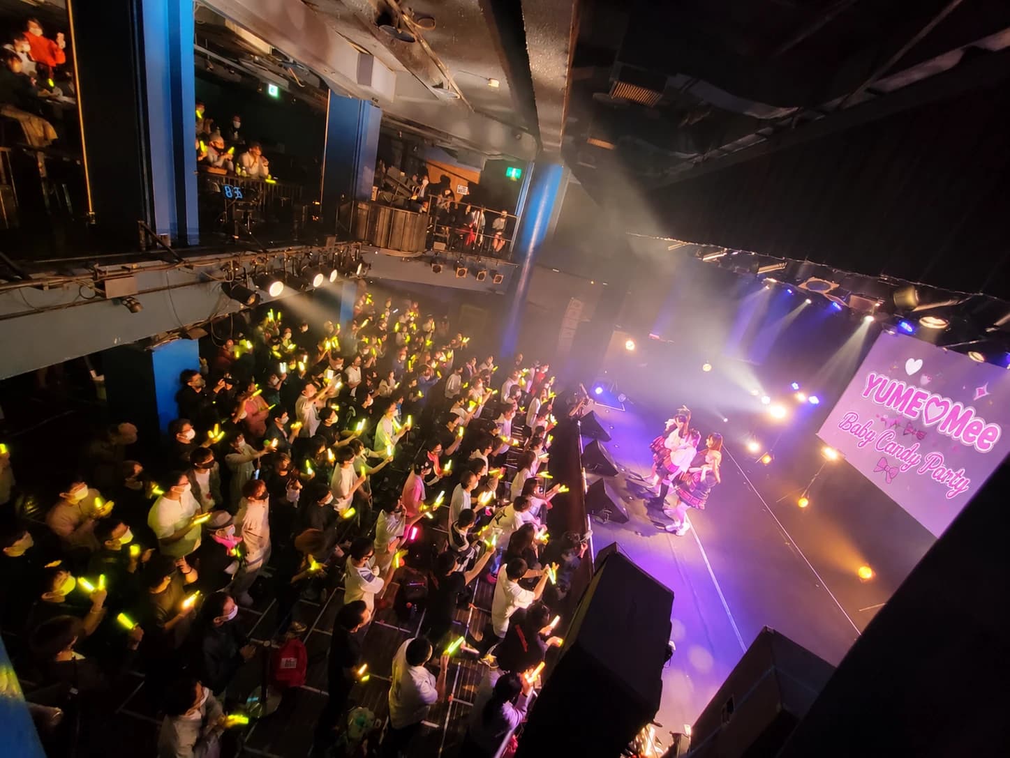 ライブ会場の客席とステージのイメージ写真